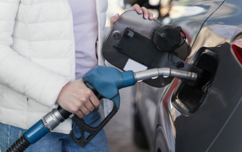 További 7 forinttal csökken a benzin ára péntektől