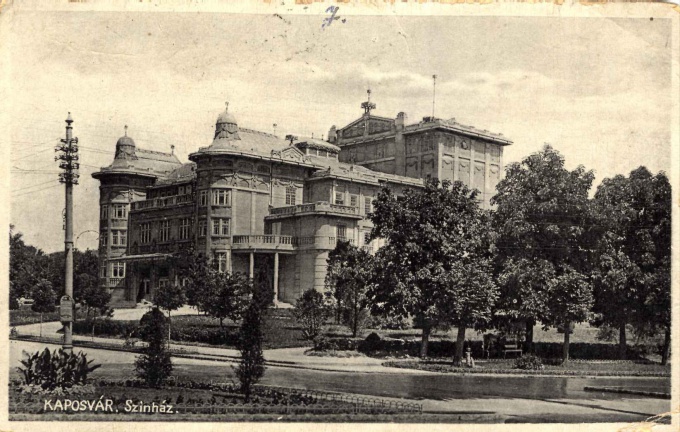 Teátrum épül