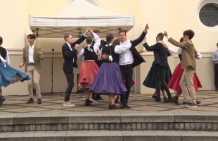 Zászlófelvonással és ünnepi műsorral emlékeztek államunk alapítására - videó