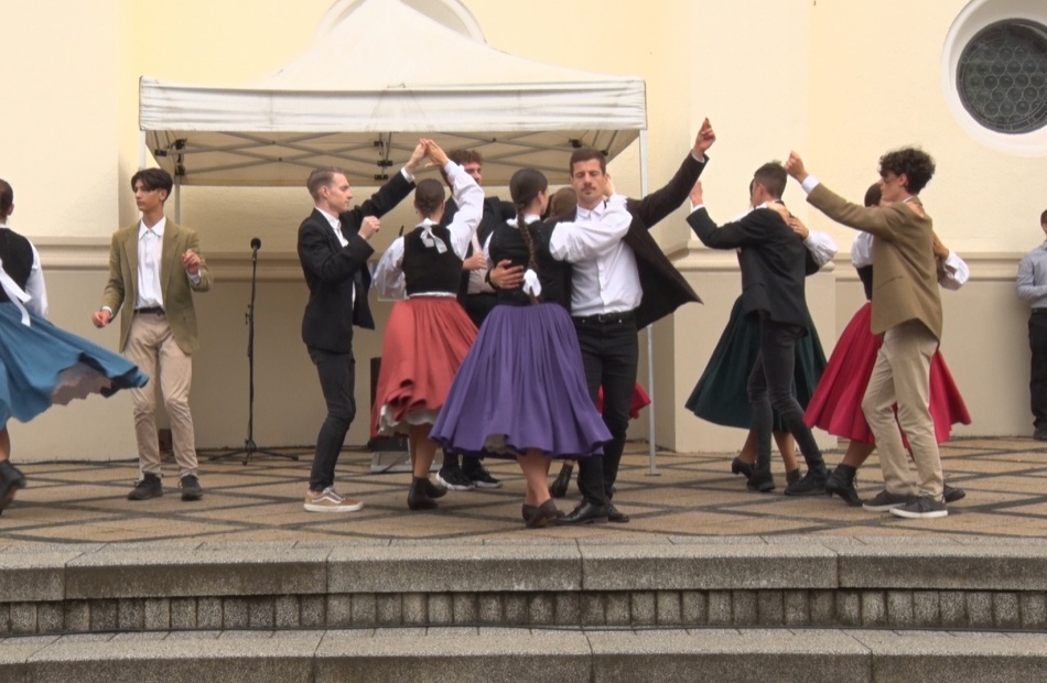 Zászlófelvonással és ünnepi műsorral emlékeztek államunk alapítására - videó