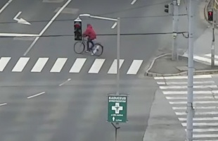 Bedrogozva próbált meg eltekerni a rendőrök elől - VIDEÓ