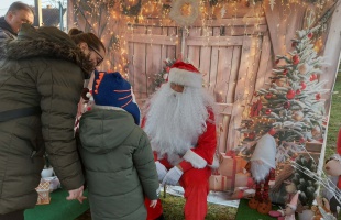 Mikulás várta a gyerekeket a Vadvirág téren