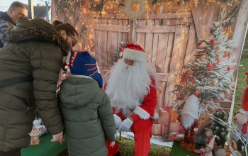 Mikulás várta a gyerekeket a Vadvirág téren