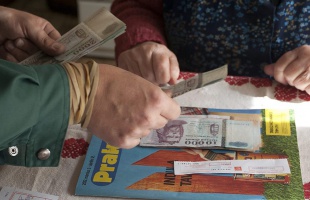 Kilencezer forintnyi rezsiutalványt kapnak a nyugdíjasok, 54 ezer forint egyszeri juttatást a közmunkások