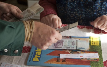 Kilencezer forintnyi rezsiutalványt kapnak a nyugdíjasok, 54 ezer forint egyszeri juttatást a közmunkások