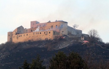 Kigyulladt a krasznahorkai vár