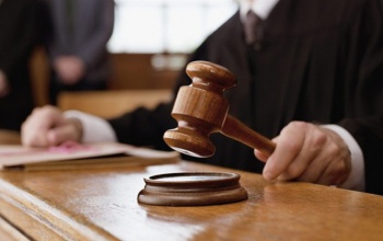 Orrba vágta a gyereket, mert nem tudott bemenni a lépcsőházba