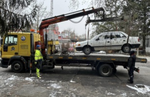 Továbbra is zajlik a roncsautók elszállítása