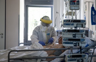 9459 koronavírusos beteget ápolnak kórházban