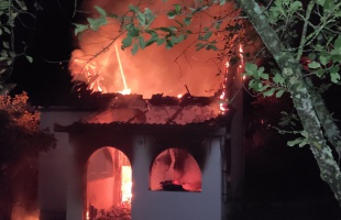 Lángolt egy présház a Fűzfa utcában