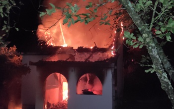 Lángolt egy présház a Fűzfa utcában