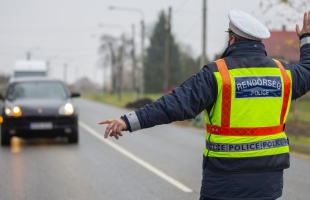 Hétfőtől fokozott ellenőrzéseket tart a rendőrség a közutakon