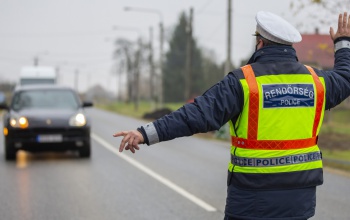 Hétfőtől fokozott ellenőrzéseket tart a rendőrség a közutakon