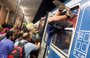 Ilyen egy migránsokat szállító vonat