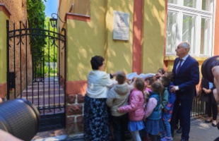„Kötelességünk megőrizni azok nyomát, akik jobbá tették a közösségünket” – emléktáblát avattak Fésűs Éva egykori kaposvári otthonánál
