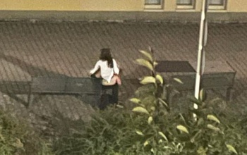 Egy pláza melletti padon került intimebb kapcsolatba egy pár
