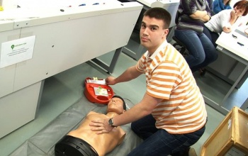 Megmutatjuk, hogyan kell használni a defibrillátort