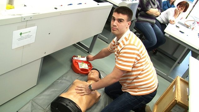 Megmutatjuk, hogyan kell használni a defibrillátort