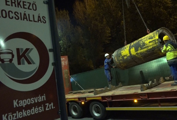 Az éjszaka közepén emelték ki a földalatti fúrófejet az állomásnál