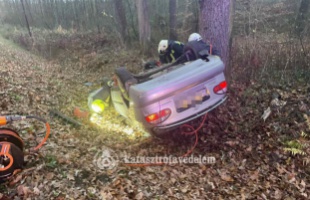 Az árokban, fejjel lefelé állt meg egy kocsi hétfőn Kisbajom közelében
