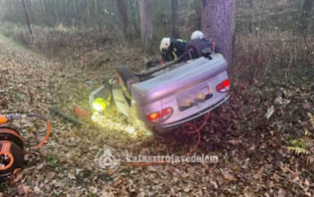 Az árokban, fejjel lefelé állt meg egy kocsi hétfőn Kisbajom közelében