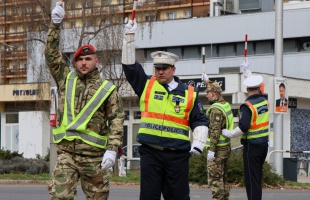 Katonák gyakorolták a forgalomirányítást a Honvéd utcai csomópontban
