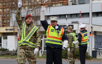 Katonák gyakorolták a forgalomirányítást a Honvéd utcai csomópontban