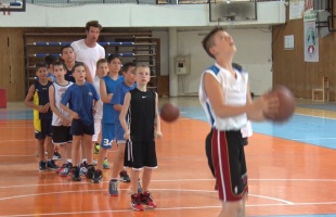 Táborozó kosarasokkal telt meg a sportcsarnok