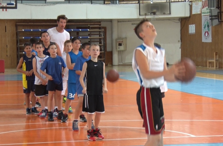 Táborozó kosarasokkal telt meg a sportcsarnok