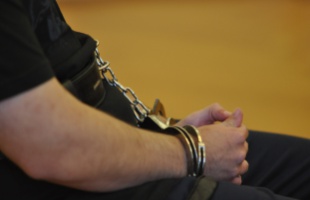 Gyorsított eljárásban ítélték el a rendőrt megütő férfit
