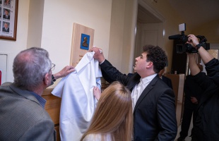 Plakett őrzi Szabados Péter emlékét a Táncsics falán