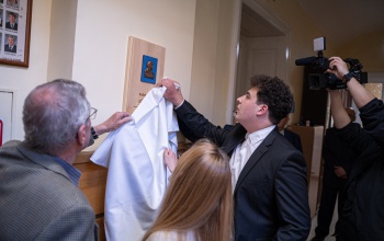 Plakett őrzi Szabados Péter emlékét a Táncsics falán