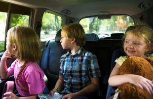 Hogyan kösd le gyermeked figyelmét utazás alatt?