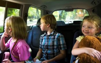 Hogyan kösd le gyermeked figyelmét utazás alatt?