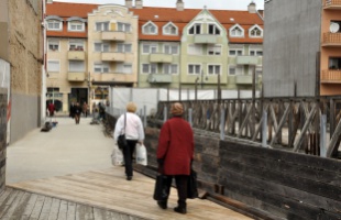 Betonhíd visz a Corsoba