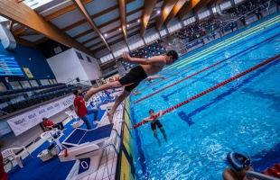 Rajtkőre álltak a Csik Ferenc Emlékverseny úszói, emlékkiállítást nyitottak az olimpiai bajnok emlékére