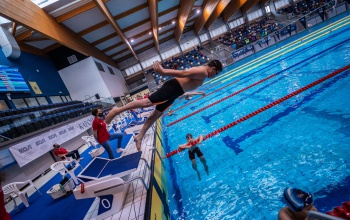 Rajtkőre álltak a Csik Ferenc Emlékverseny úszói, emlékkiállítást nyitottak az olimpiai bajnok emlékére