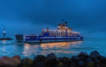 Hétfőtől rövidebb ideig jár a komp a Balatonon – lesz Mikuláshajó és Fénykomp