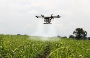 A drónos permetezés szabálymódosítását fogja kezdeményezni az agrárkamara