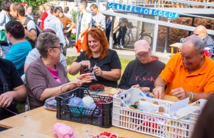 Nagyi kockák díszítik a Rippl-Rónai utca fáit – ismét megszépítették az utcát a gyöngyfások