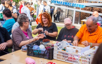 Nagyi kockák díszítik a Rippl-Rónai utca fáit – ismét megszépítették az utcát a gyöngyfások