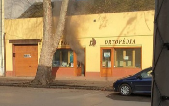 Kigyulladt egy üzlet a kaposvári Fő utcán