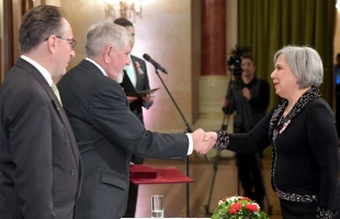 Minden papírrá válhat