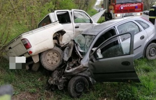 Frontálisan karambolozott két autó Nagybajomnál
