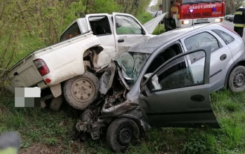 Frontálisan karambolozott két autó Nagybajomnál