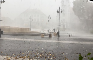Folyamatosan dolgoznak a tűzoltók a délutáni vihar után