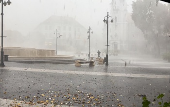 Folyamatosan dolgoznak a tűzoltók a délutáni vihar után