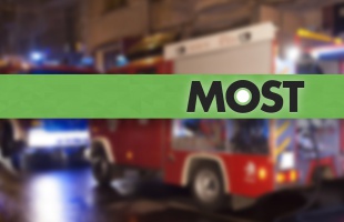 Kigyulladt egy ház tetőtere Balatonszabadiban