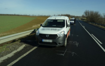 Leszorította a szembejövőt, aztán elhajtott