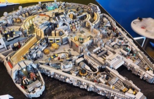 10 ezer Lego-elemből rakták össze a Millennium Falcont